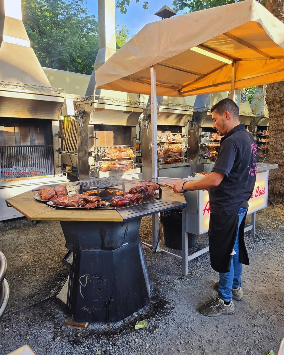 Brasero octogonal gravé du cochon Maison Hector, couvert de travers qui grillent en plein air