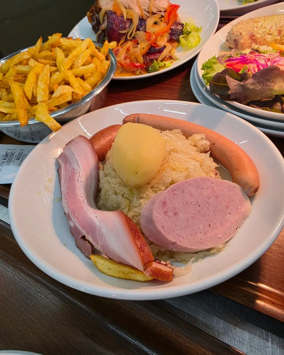 Choucroute traditionnelle garnie, à la carte de la Maison Hector