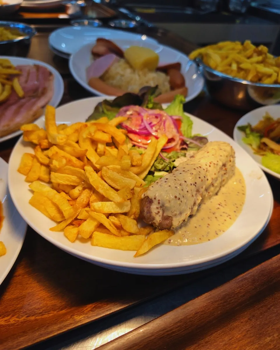 Filet mignon à la sauce moutarde à l'ancienne, frites maison et salade fraîche.
