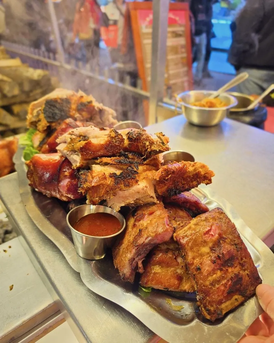 Grand plateau de mix grill fumant : porcelet croustillant, travers et jambon grillés au feu de bois