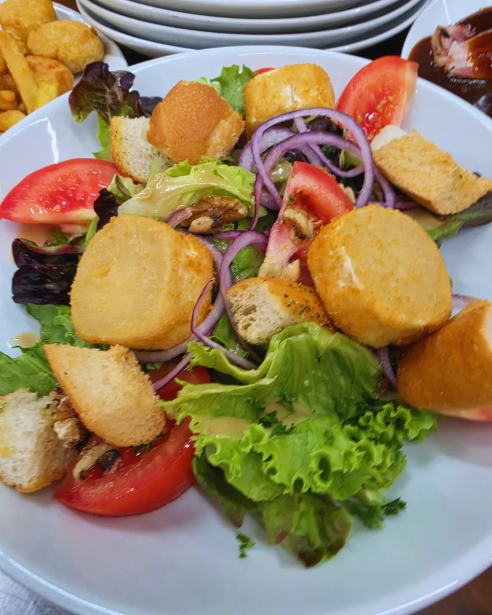 Salade de chèvre pané, à la carte de la Maison Hector