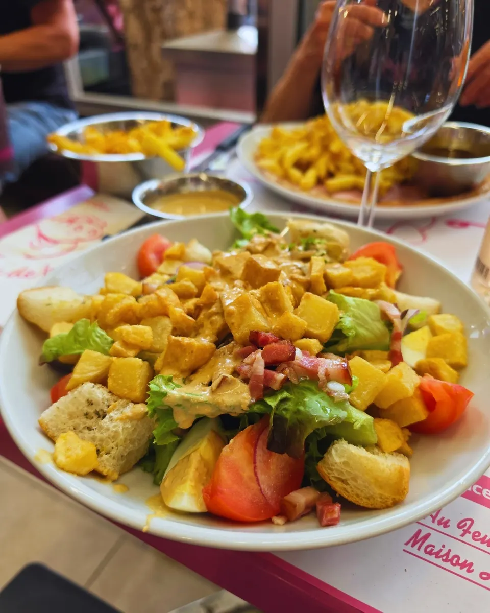 Salade composée maison, à la carte de la Maison Hector